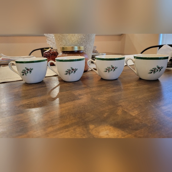 (4) Spode Christmas Tea/Coffee Cups - Picture 4 of 7
